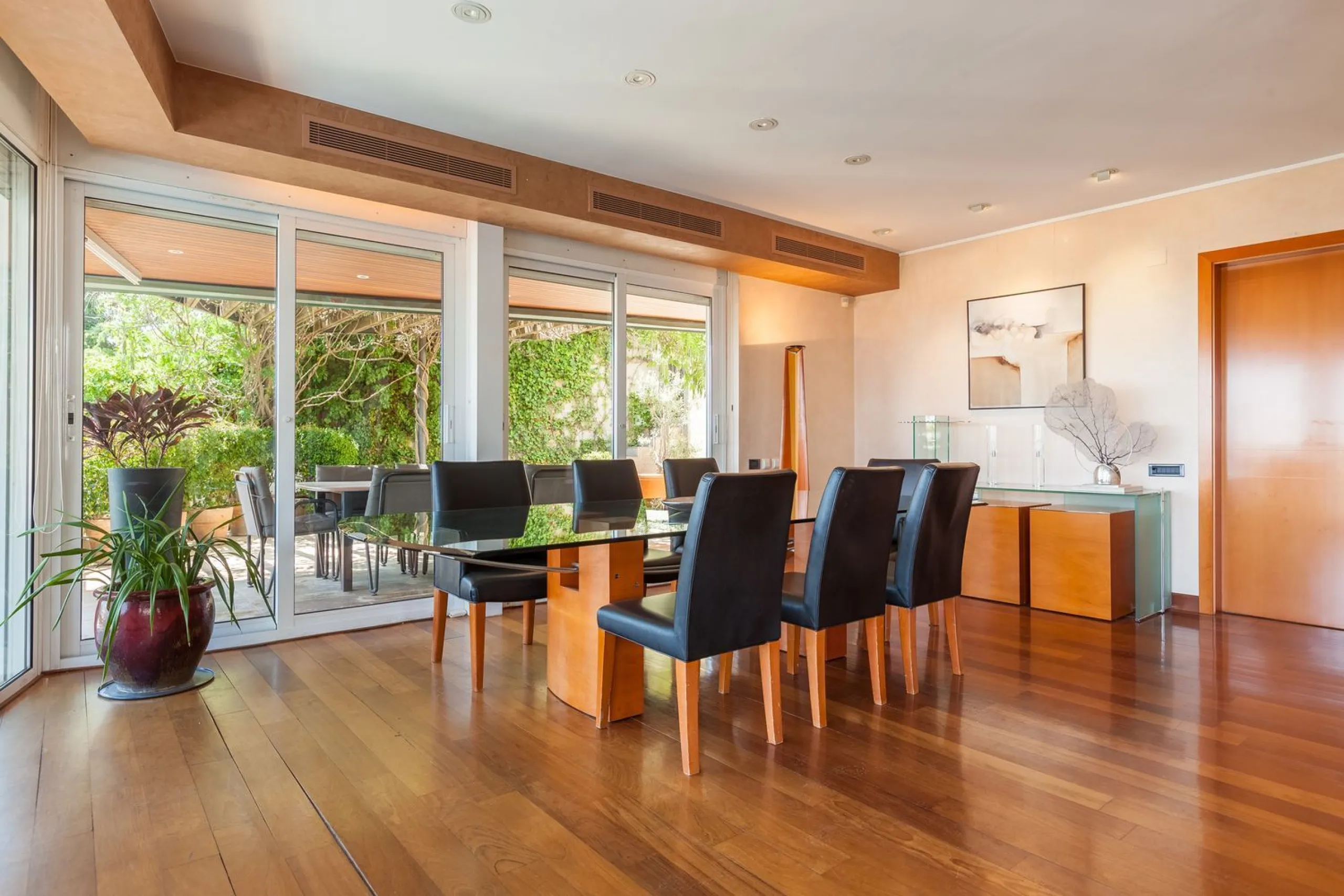 Villa de autor con piscina interior y exterior en Esplugues de Llobregat, Barcelona