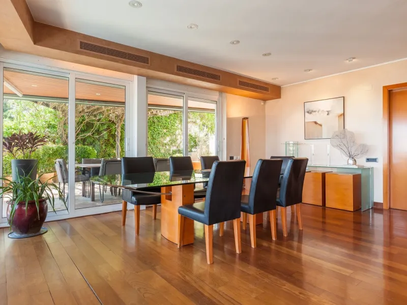 Villa de autor con piscina interior y exterior en Esplugues de Llobregat, Barcelona