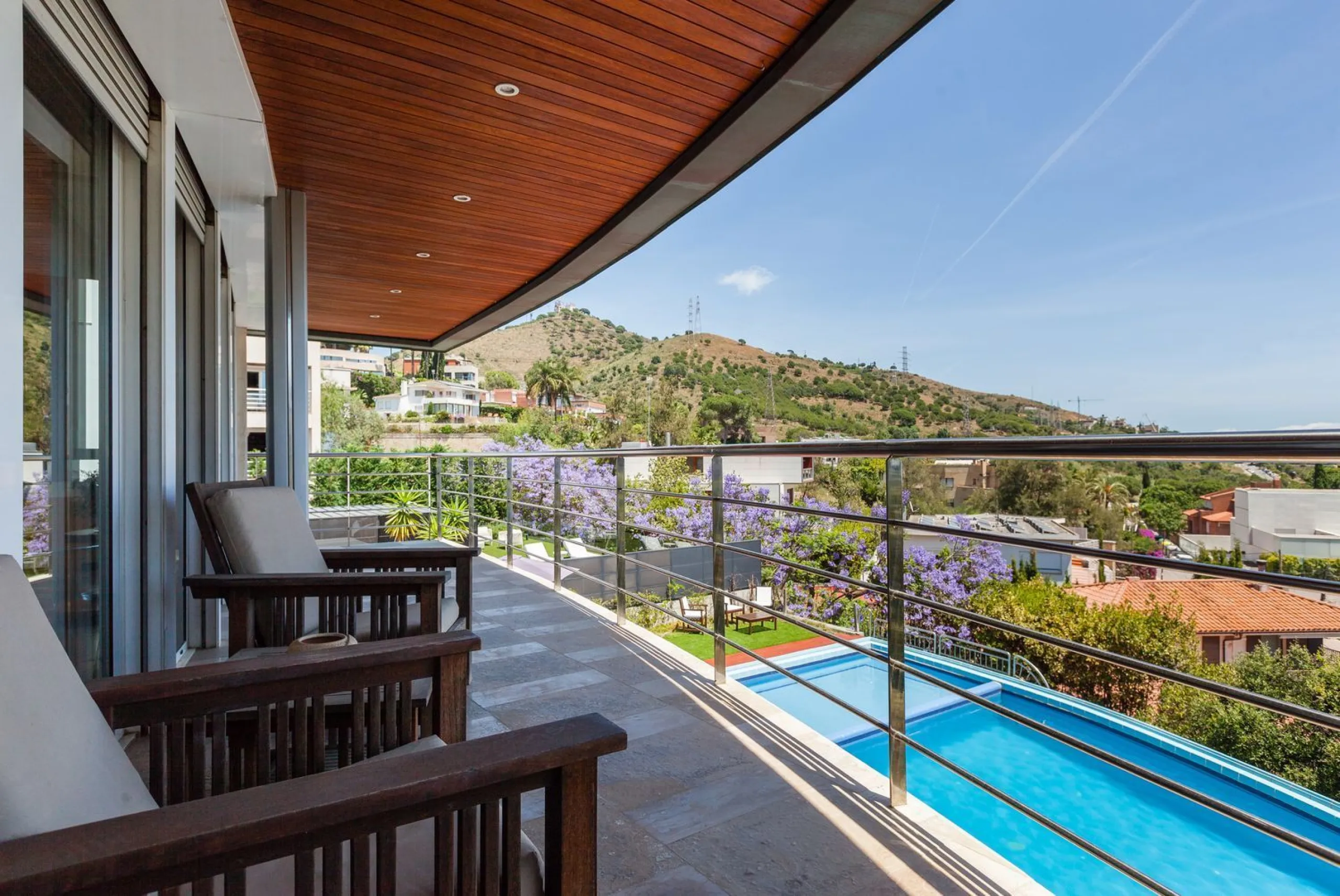 Villa de autor con piscina interior y exterior en Esplugues de Llobregat, Barcelona