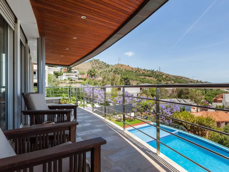 Villa de autor con piscina interior y exterior en Esplugues de Llobregat, Barcelona