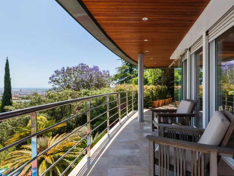 Villa de autor con piscina interior y exterior en Esplugues de Llobregat, Barcelona