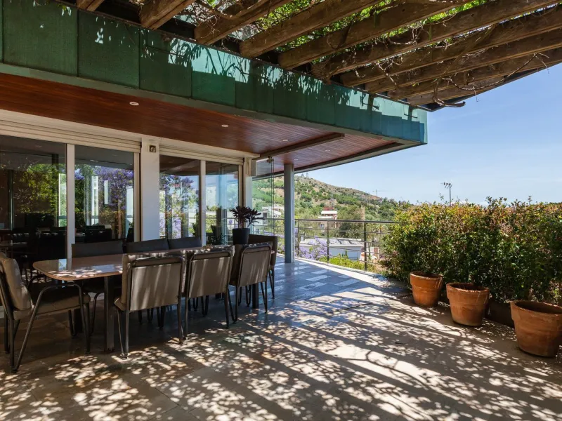 Villa de autor con piscina interior y exterior en Esplugues de Llobregat, Barcelona