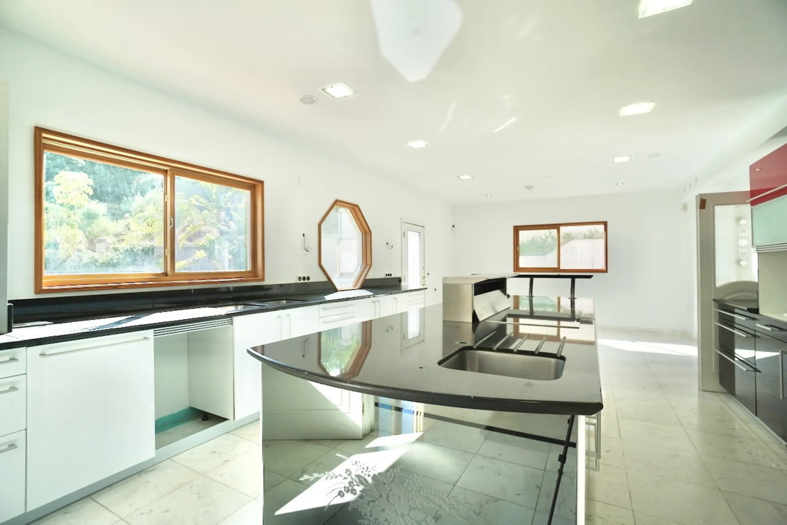 Расположенная в хорошо зарекомендовавшем себя и востребованном жилом районе Эль-Параисо, Бенахавис, эта отдельно стоящая вилла представляет собой прекрасную возможность для инвесторов или конечных пользователей, желающих создать собственный дом в одном из