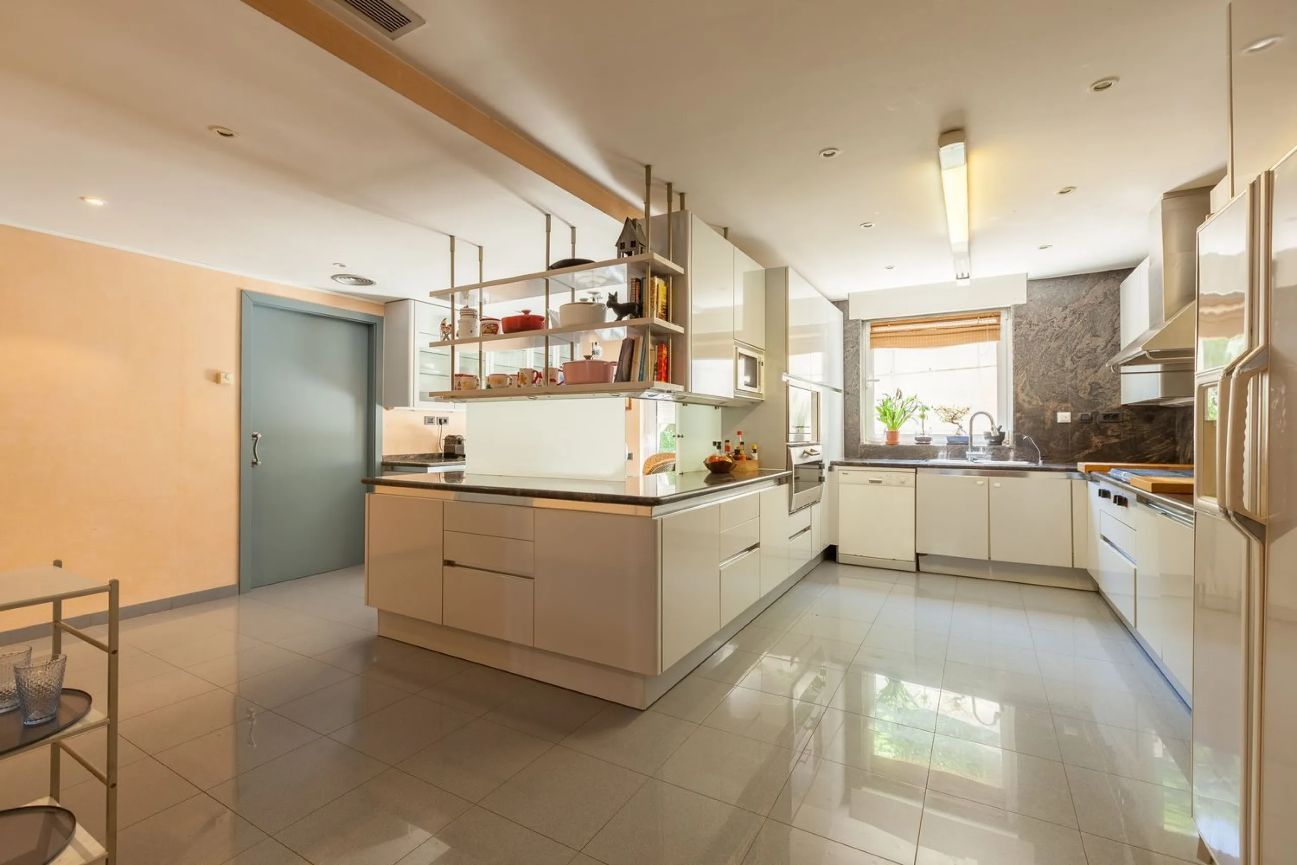 Villa de autor con piscina interior y exterior en Esplugues de Llobregat, Barcelona