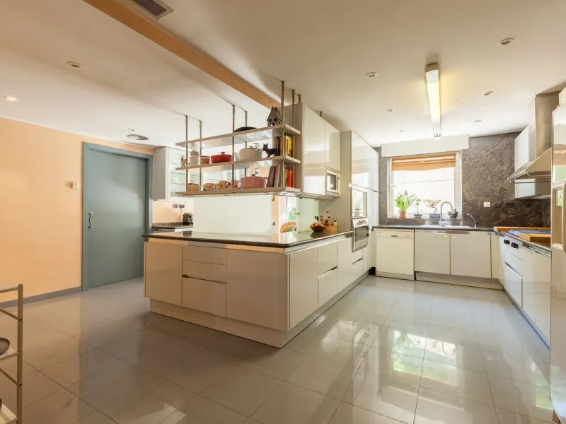 Villa de autor con piscina interior y exterior en Esplugues de Llobregat, Barcelona