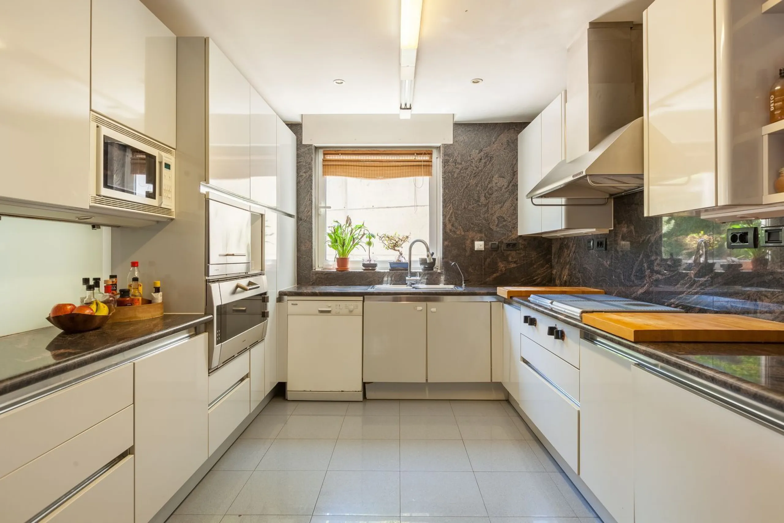 Villa de autor con piscina interior y exterior en Esplugues de Llobregat, Barcelona
