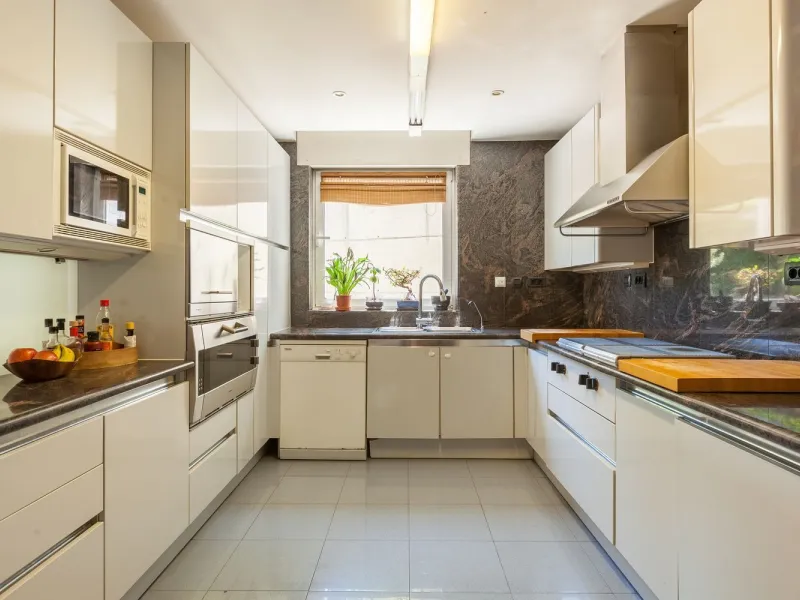 Villa de autor con piscina interior y exterior en Esplugues de Llobregat, Barcelona