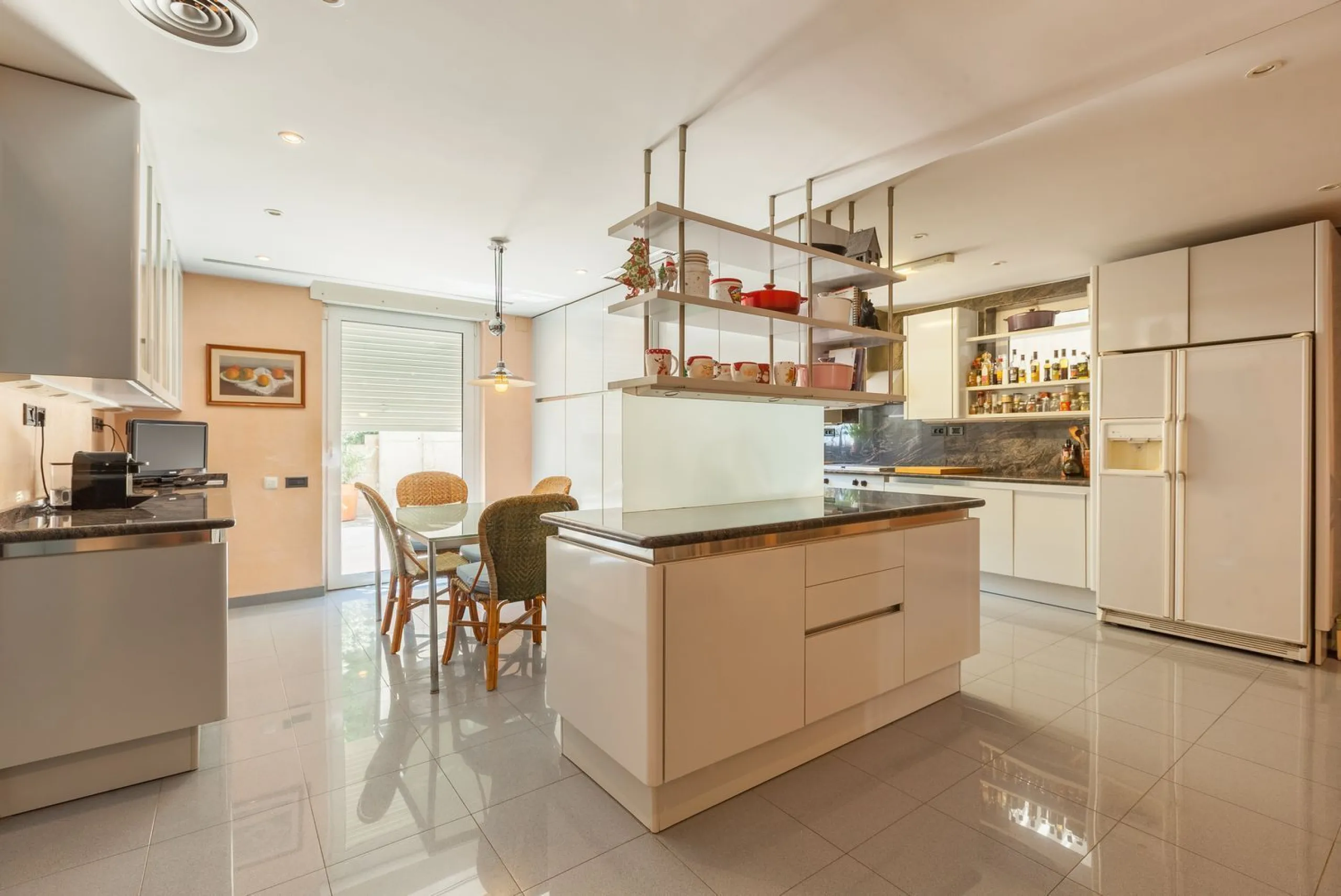 Villa de autor con piscina interior y exterior en Esplugues de Llobregat, Barcelona