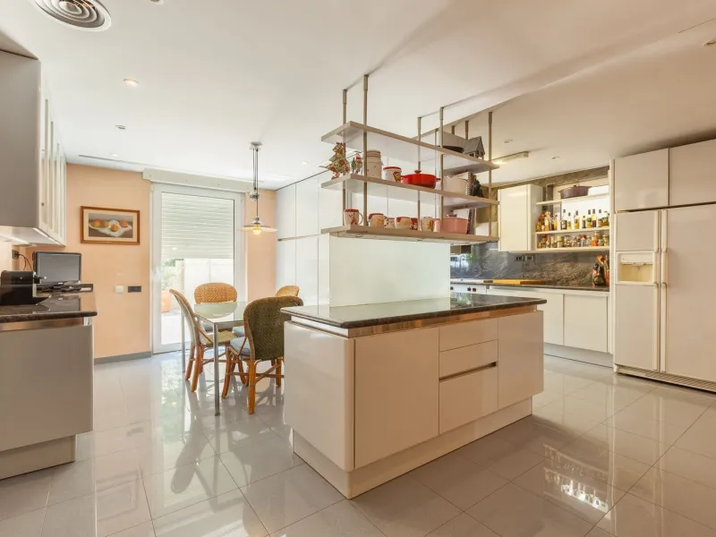 Villa de autor con piscina interior y exterior en Esplugues de Llobregat, Barcelona