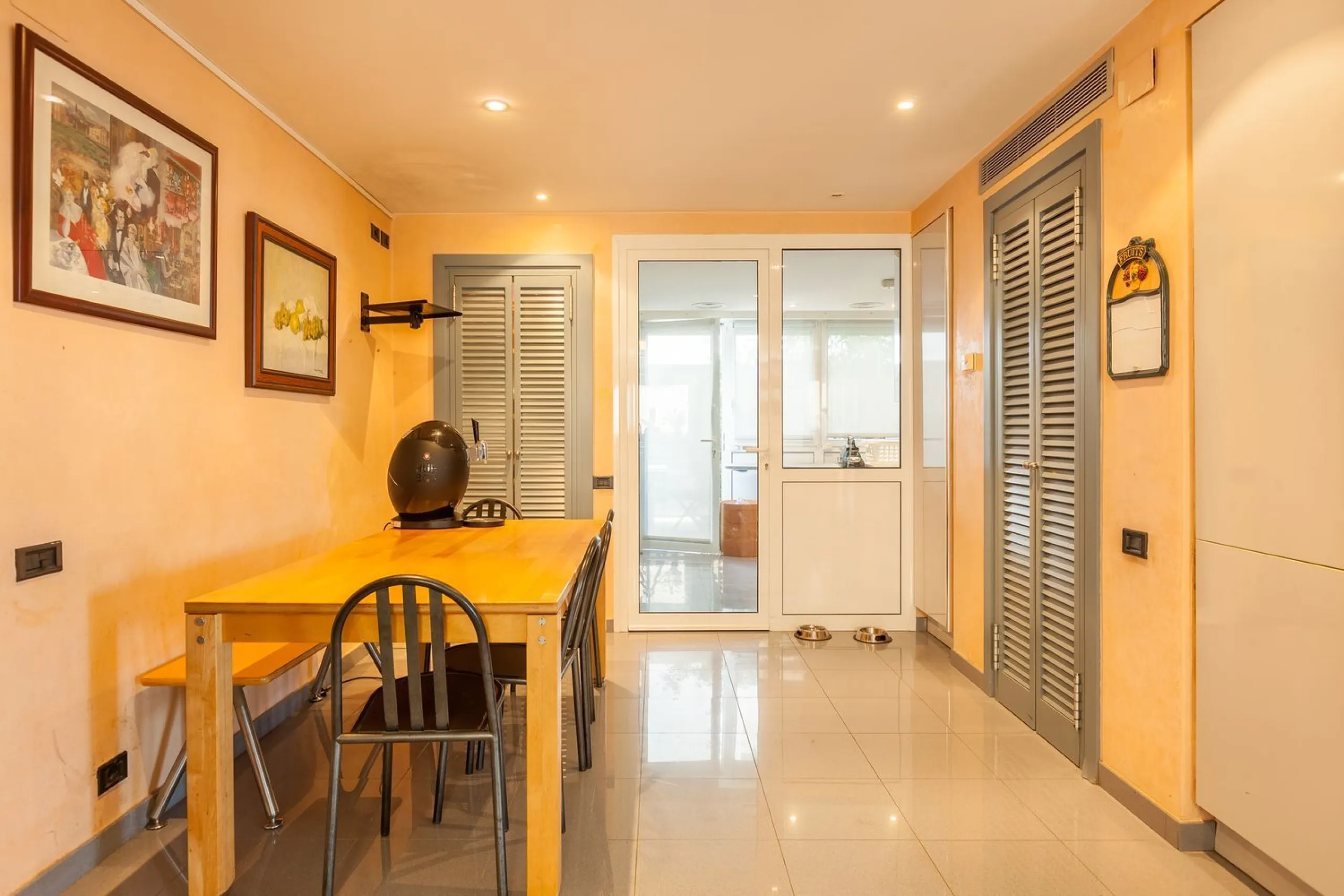 Villa de autor con piscina interior y exterior en Esplugues de Llobregat, Barcelona