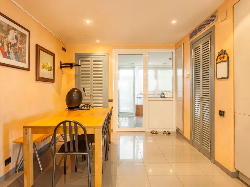 Villa de autor con piscina interior y exterior en Esplugues de Llobregat, Barcelona