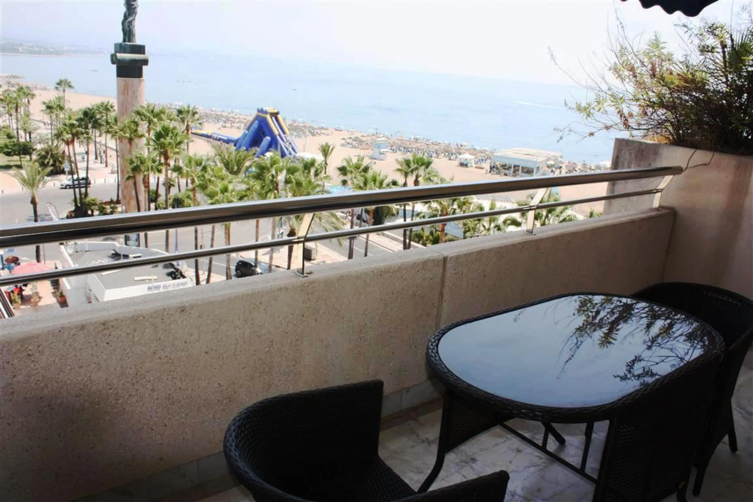 Beautiful  apartment in the heart of one of the most famous ports on the Costa del Sol - Puerto Banus, with spacious terraces offering ponoramnic views to the sea, sandy beaches, port, coast of Marbella and the Sierra Blanca mountain range. The apartment 