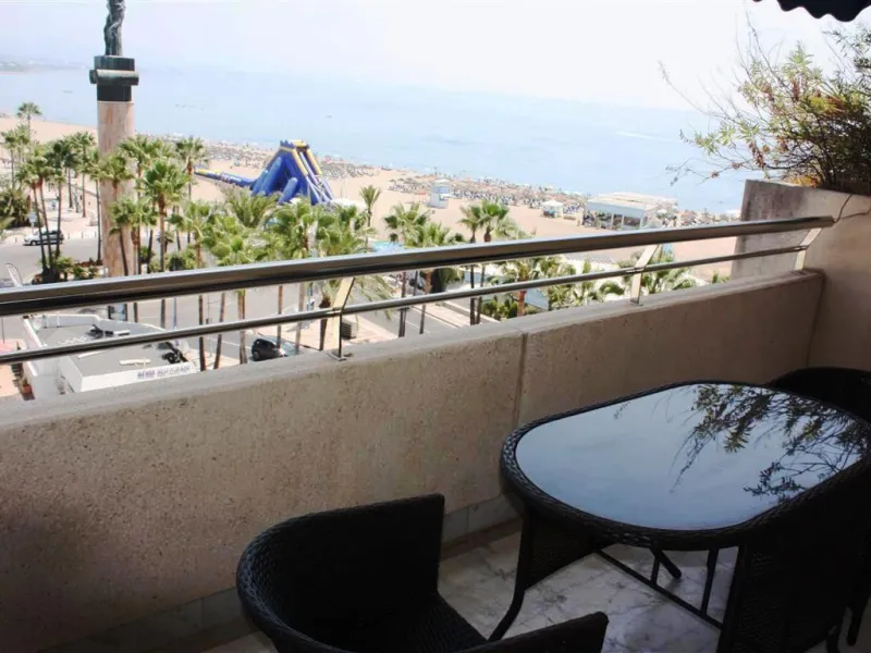 Beautiful  apartment in the heart of one of the most famous ports on the Costa del Sol - Puerto Banus, with spacious terraces offering ponoramnic views to the sea, sandy beaches, port, coast of Marbella and the Sierra Blanca mountain range. The apartment 