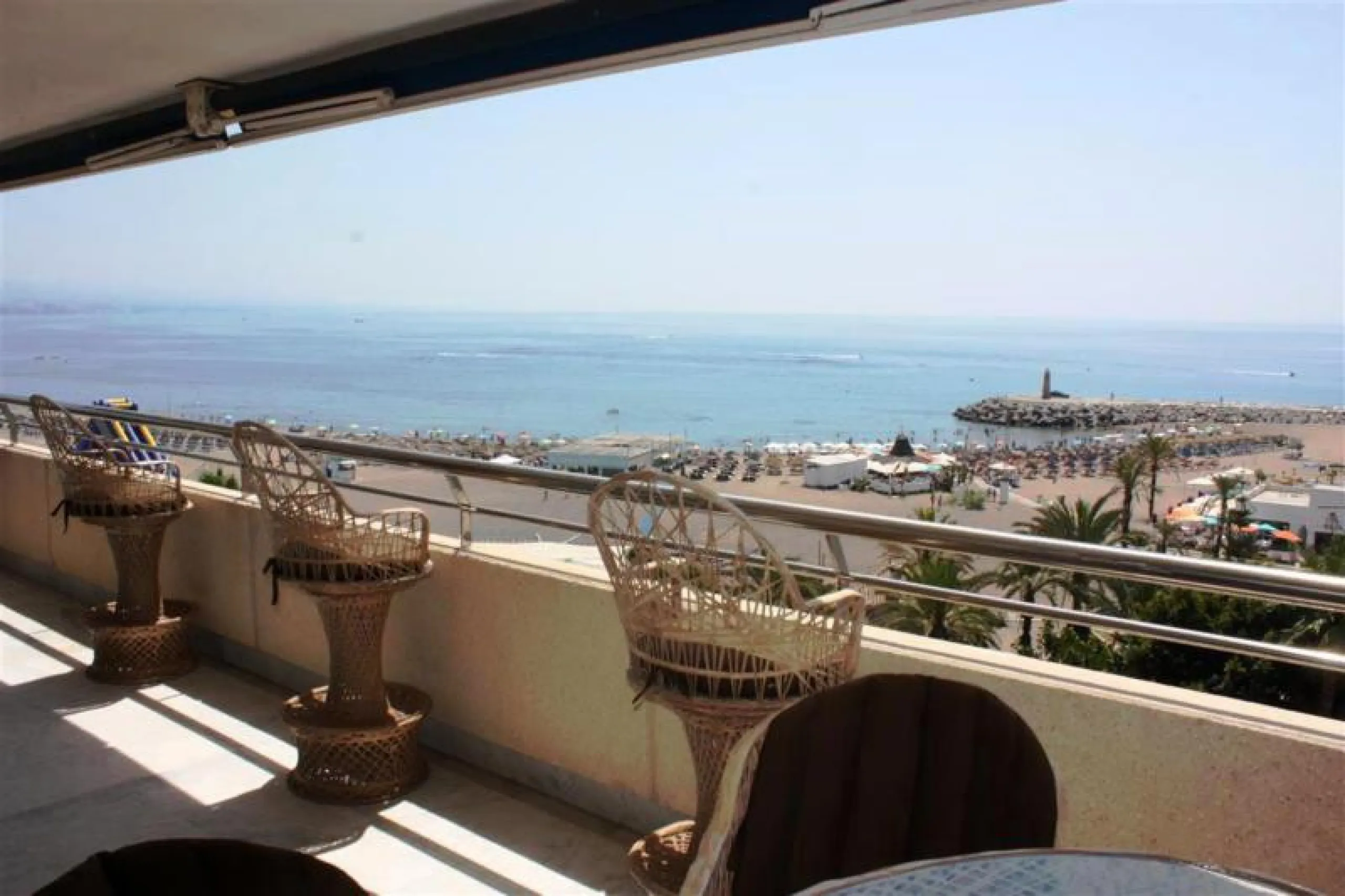 Beautiful  apartment in the heart of one of the most famous ports on the Costa del Sol - Puerto Banus, with spacious terraces offering ponoramnic views to the sea, sandy beaches, port, coast of Marbella and the Sierra Blanca mountain range. The apartment 
