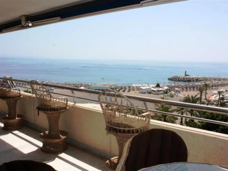 Beautiful  apartment in the heart of one of the most famous ports on the Costa del Sol - Puerto Banus, with spacious terraces offering ponoramnic views to the sea, sandy beaches, port, coast of Marbella and the Sierra Blanca mountain range. The apartment 