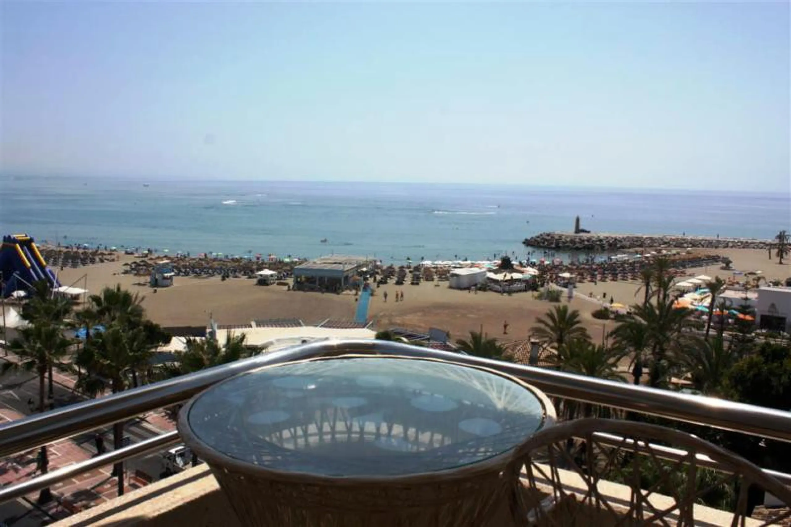 Beautiful  apartment in the heart of one of the most famous ports on the Costa del Sol - Puerto Banus, with spacious terraces offering ponoramnic views to the sea, sandy beaches, port, coast of Marbella and the Sierra Blanca mountain range. The apartment 