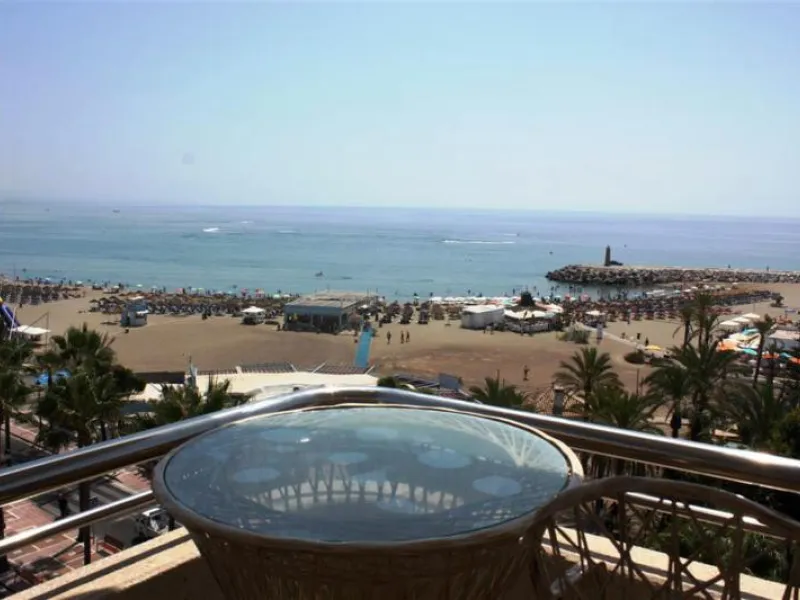 Beautiful  apartment in the heart of one of the most famous ports on the Costa del Sol - Puerto Banus, with spacious terraces offering ponoramnic views to the sea, sandy beaches, port, coast of Marbella and the Sierra Blanca mountain range. The apartment 