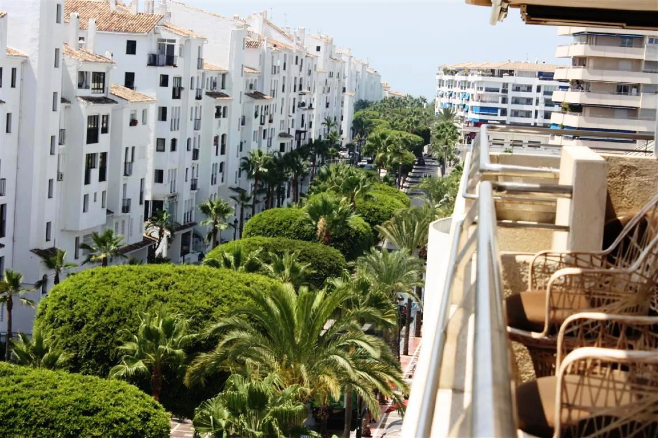 Beautiful  apartment in the heart of one of the most famous ports on the Costa del Sol - Puerto Banus, with spacious terraces offering ponoramnic views to the sea, sandy beaches, port, coast of Marbella and the Sierra Blanca mountain range. The apartment 