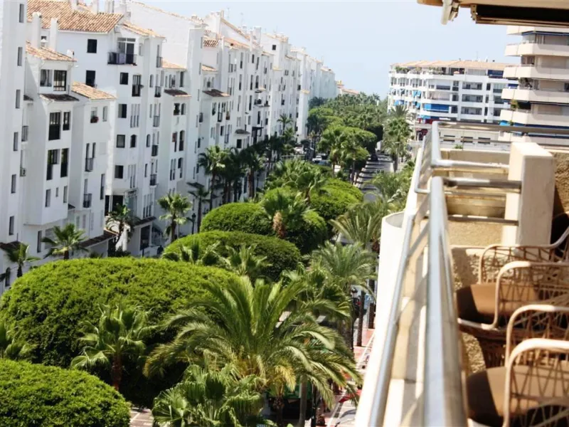 Beautiful  apartment in the heart of one of the most famous ports on the Costa del Sol - Puerto Banus, with spacious terraces offering ponoramnic views to the sea, sandy beaches, port, coast of Marbella and the Sierra Blanca mountain range. The apartment 