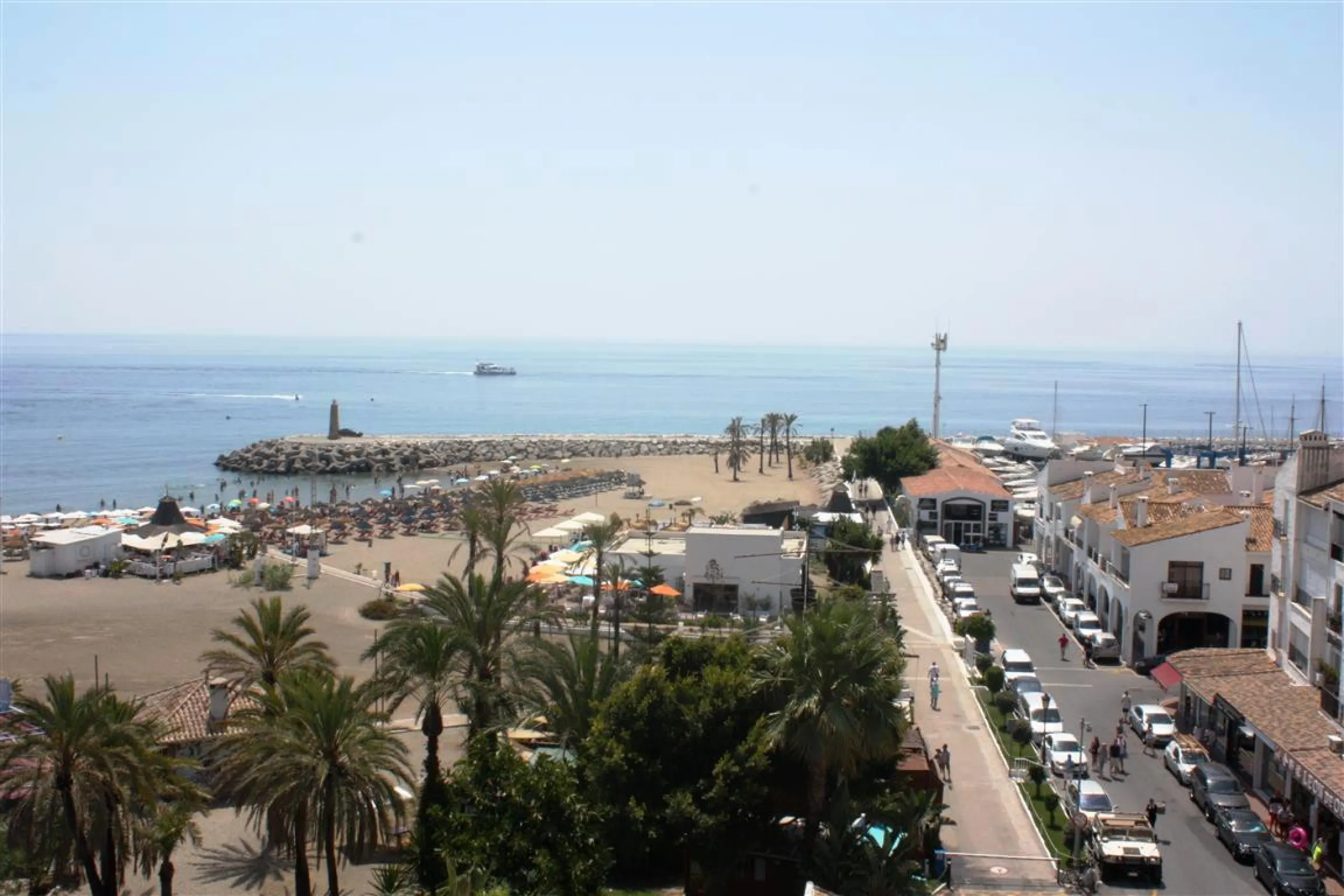 Beautiful  apartment in the heart of one of the most famous ports on the Costa del Sol - Puerto Banus, with spacious terraces offering ponoramnic views to the sea, sandy beaches, port, coast of Marbella and the Sierra Blanca mountain range. The apartment 
