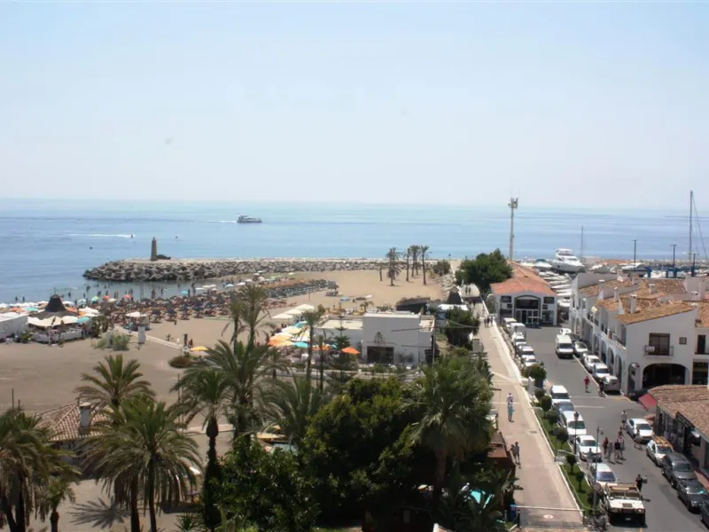 Beautiful  apartment in the heart of one of the most famous ports on the Costa del Sol - Puerto Banus, with spacious terraces offering ponoramnic views to the sea, sandy beaches, port, coast of Marbella and the Sierra Blanca mountain range. The apartment 