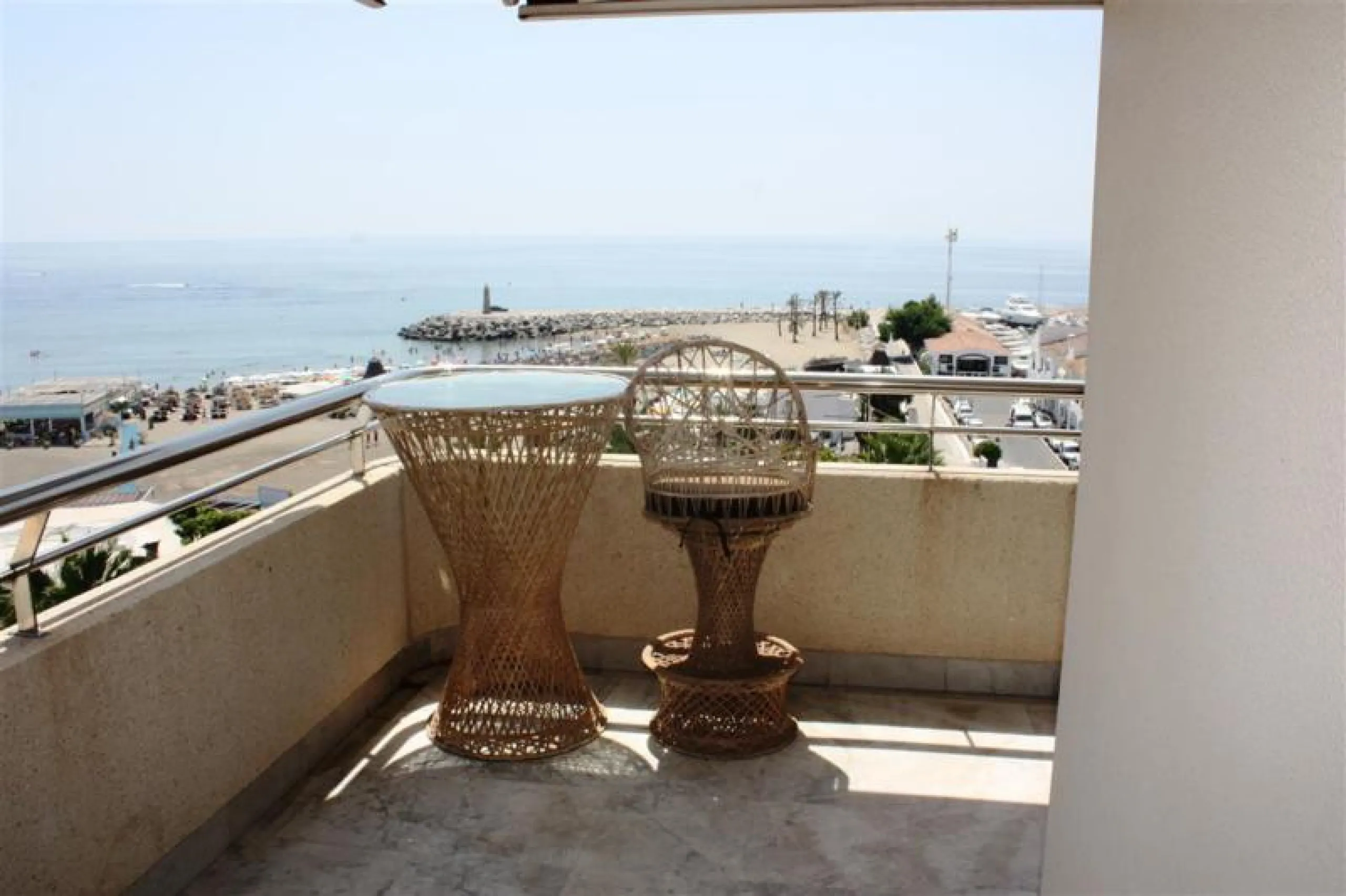 Beautiful  apartment in the heart of one of the most famous ports on the Costa del Sol - Puerto Banus, with spacious terraces offering ponoramnic views to the sea, sandy beaches, port, coast of Marbella and the Sierra Blanca mountain range. The apartment 