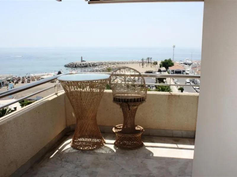 Beautiful  apartment in the heart of one of the most famous ports on the Costa del Sol - Puerto Banus, with spacious terraces offering ponoramnic views to the sea, sandy beaches, port, coast of Marbella and the Sierra Blanca mountain range. The apartment 