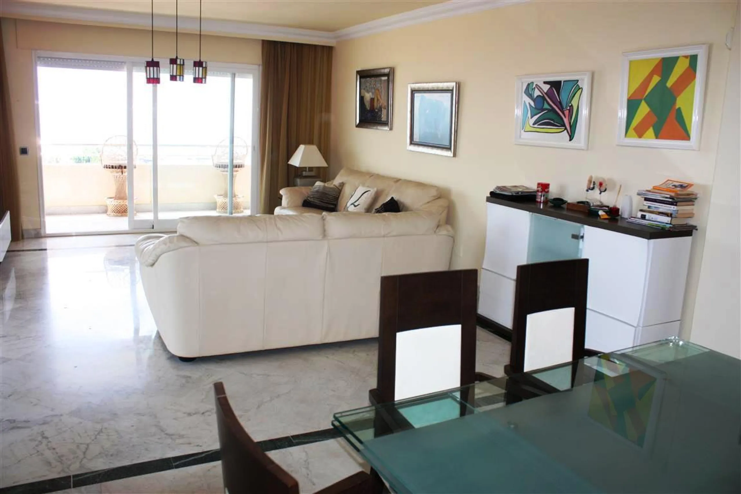 Beautiful  apartment in the heart of one of the most famous ports on the Costa del Sol - Puerto Banus, with spacious terraces offering ponoramnic views to the sea, sandy beaches, port, coast of Marbella and the Sierra Blanca mountain range. The apartment 