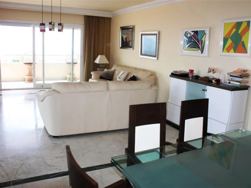Beautiful  apartment in the heart of one of the most famous ports on the Costa del Sol - Puerto Banus, with spacious terraces offering ponoramnic views to the sea, sandy beaches, port, coast of Marbella and the Sierra Blanca mountain range. The apartment 