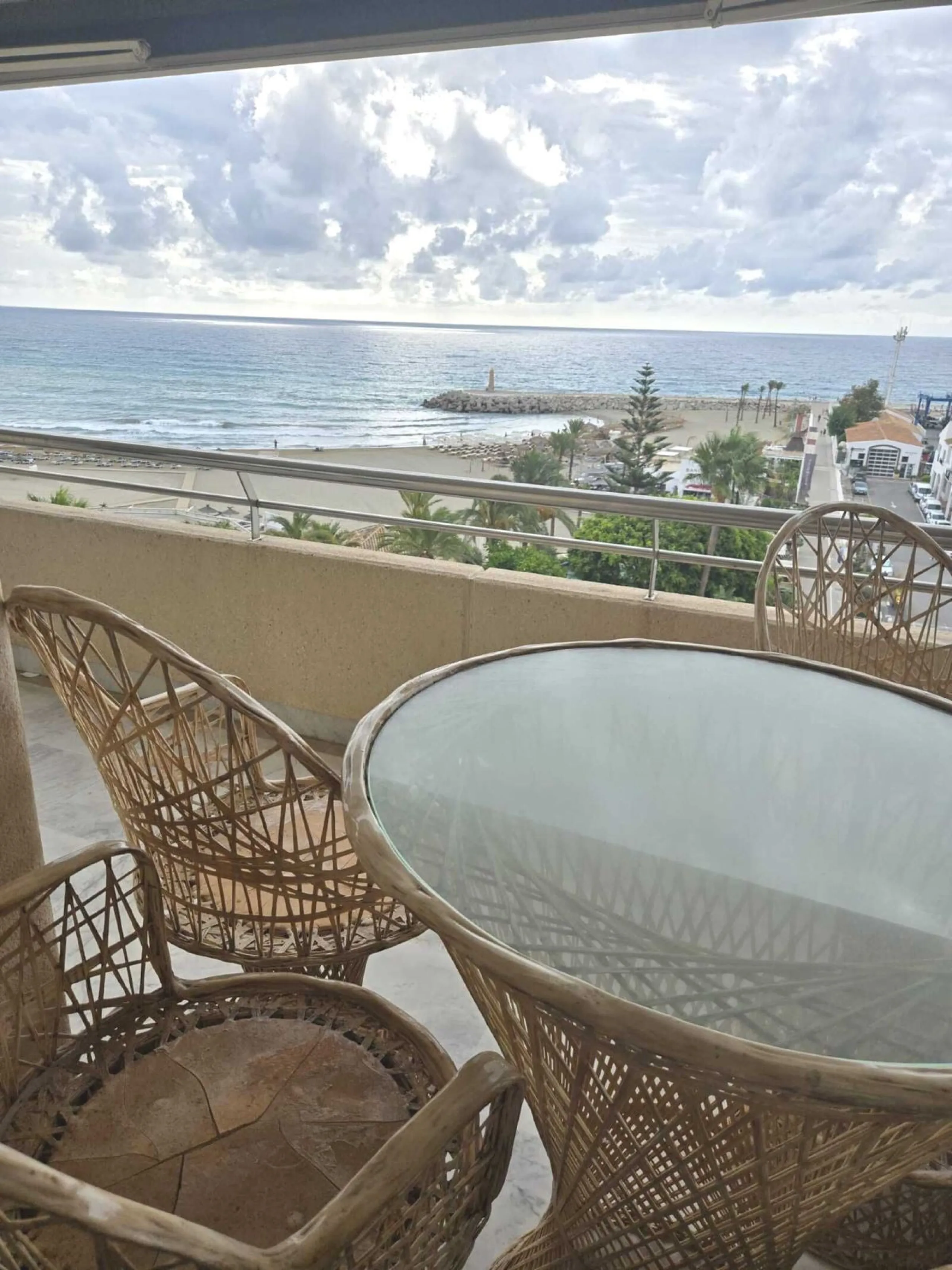 Beautiful  apartment in the heart of one of the most famous ports on the Costa del Sol - Puerto Banus, with spacious terraces offering ponoramnic views to the sea, sandy beaches, port, coast of Marbella and the Sierra Blanca mountain range. The apartment 