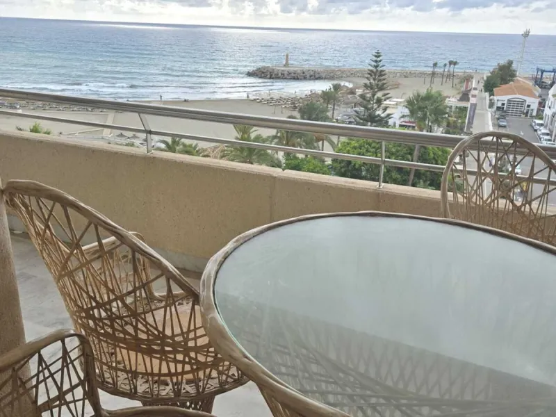 Beautiful  apartment in the heart of one of the most famous ports on the Costa del Sol - Puerto Banus, with spacious terraces offering ponoramnic views to the sea, sandy beaches, port, coast of Marbella and the Sierra Blanca mountain range. The apartment 