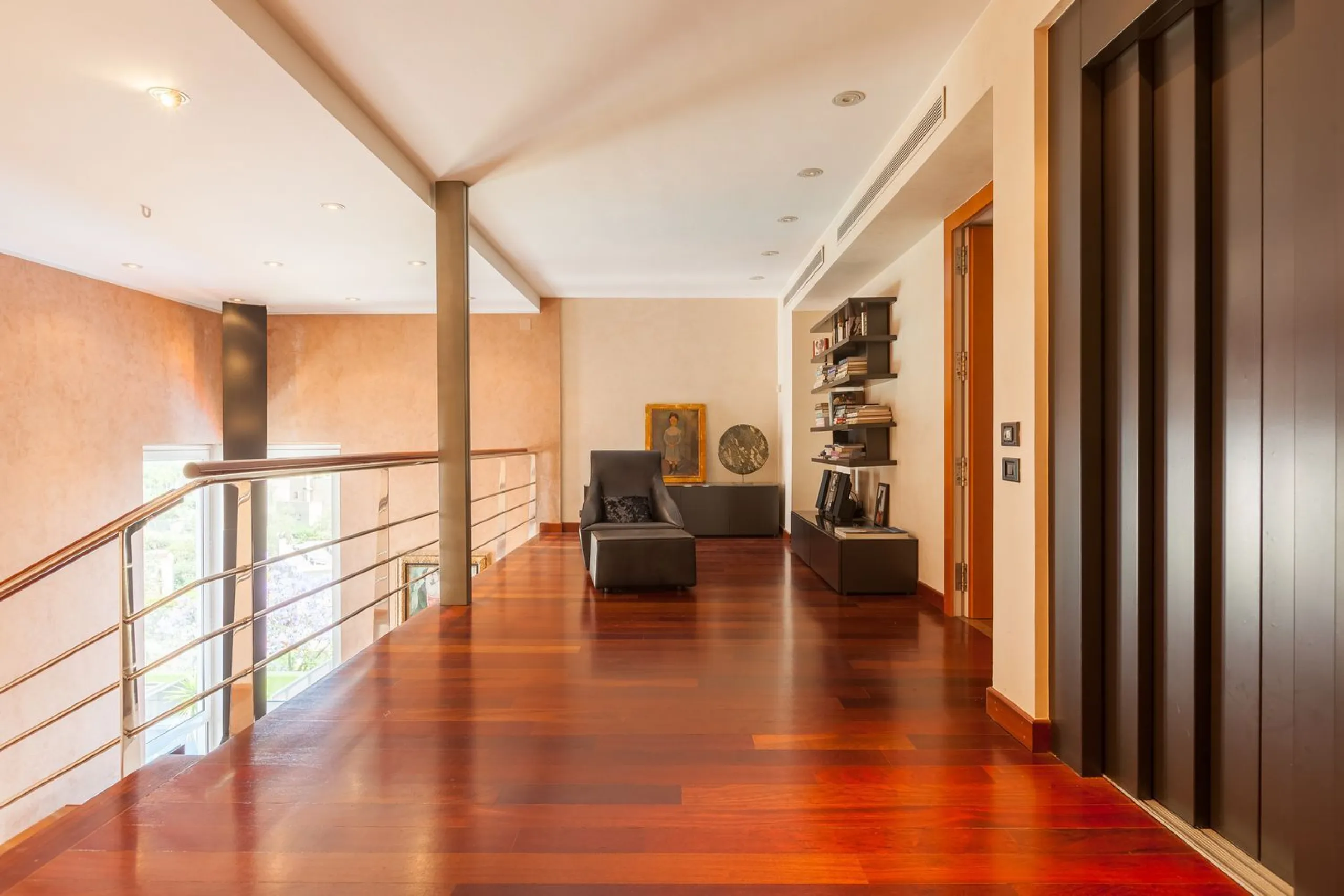 Villa de autor con piscina interior y exterior en Esplugues de Llobregat, Barcelona