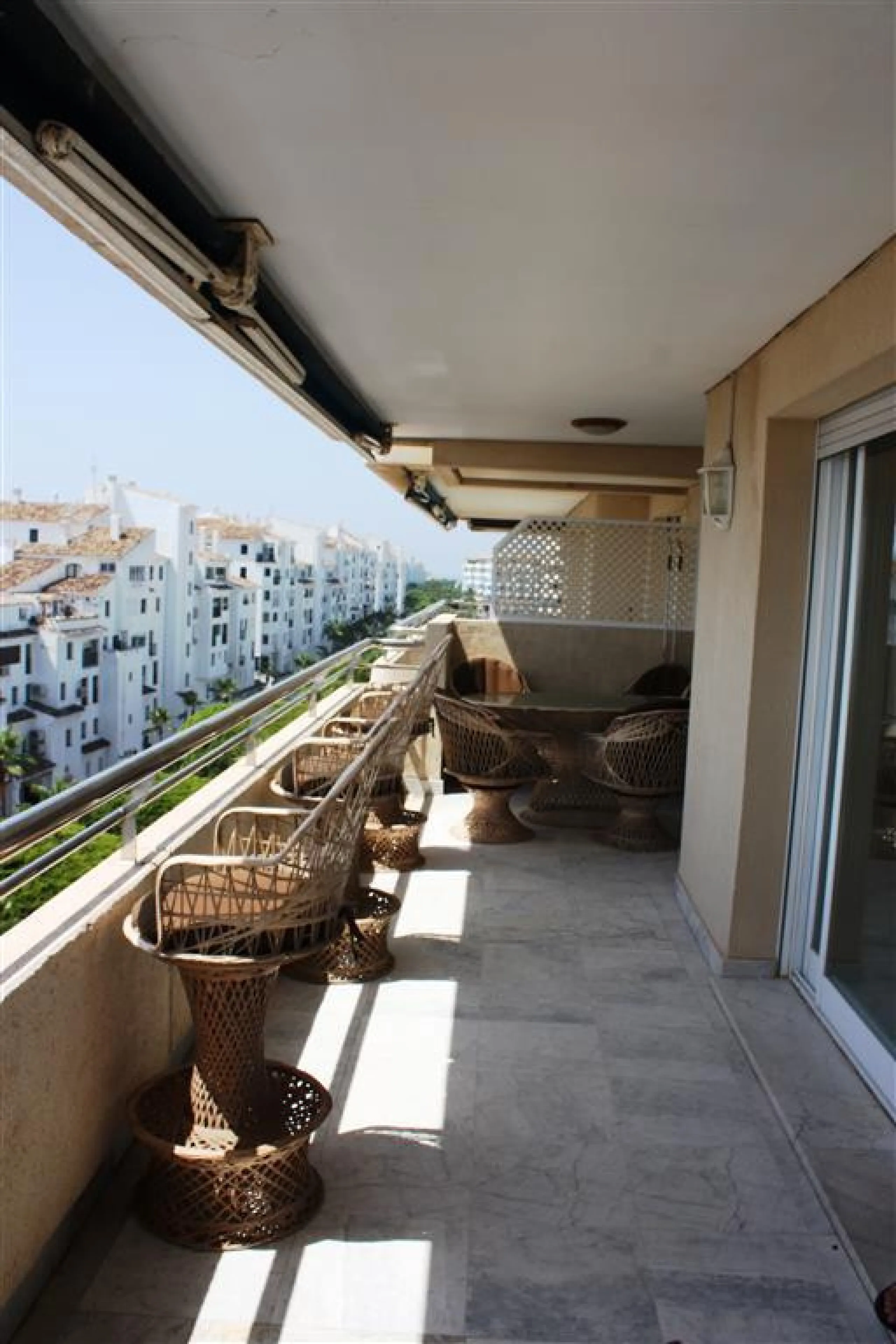 Beautiful  apartment in the heart of one of the most famous ports on the Costa del Sol - Puerto Banus, with spacious terraces offering ponoramnic views to the sea, sandy beaches, port, coast of Marbella and the Sierra Blanca mountain range. The apartment 