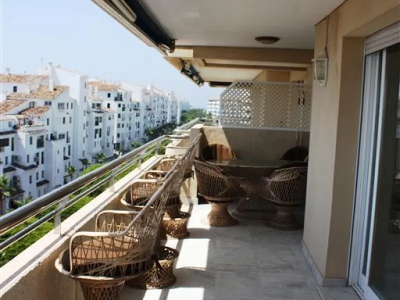 Beautiful  apartment in the heart of one of the most famous ports on the Costa del Sol - Puerto Banus, with spacious terraces offering ponoramnic views to the sea, sandy beaches, port, coast of Marbella and the Sierra Blanca mountain range. The apartment 