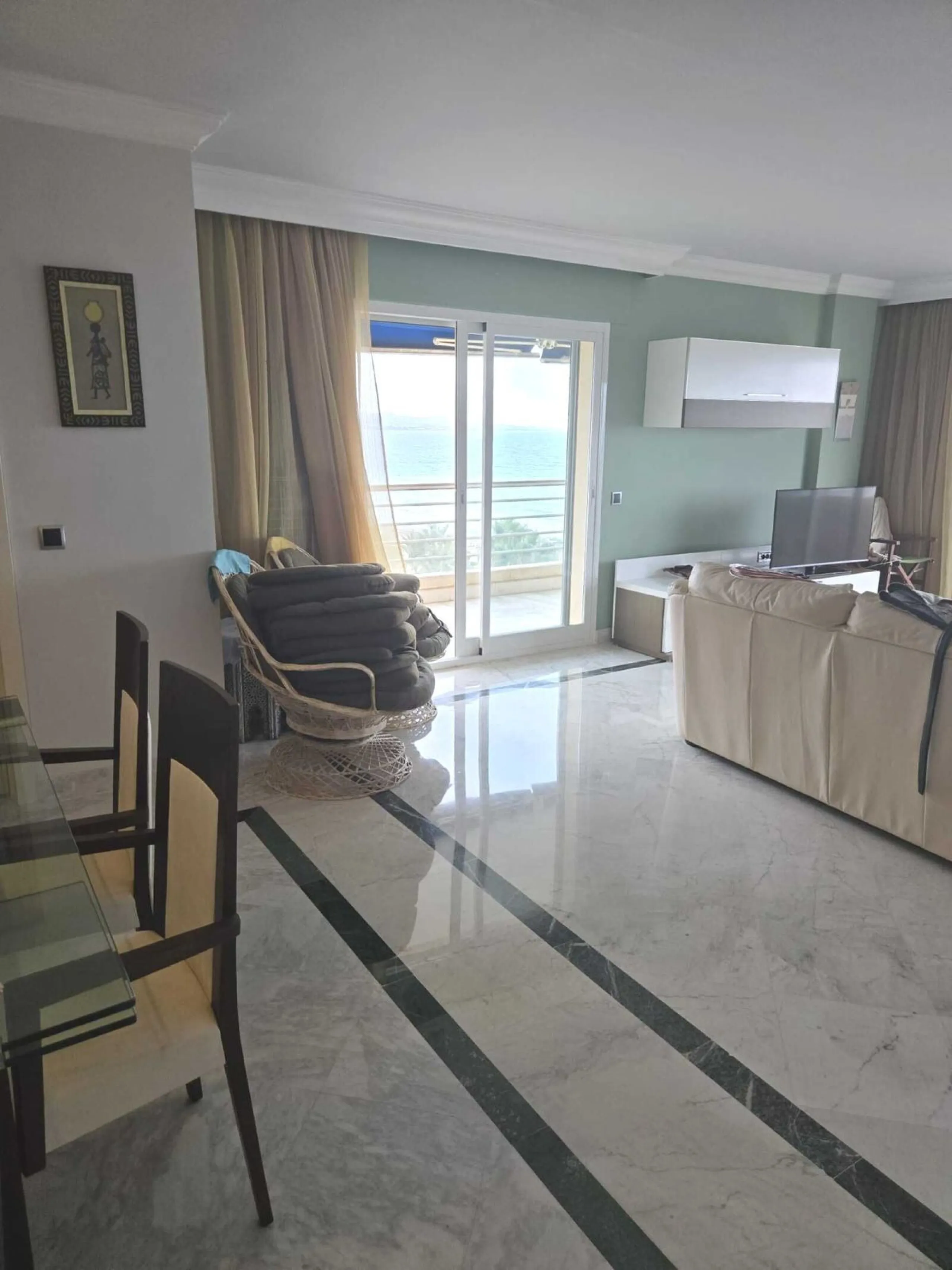 Beautiful  apartment in the heart of one of the most famous ports on the Costa del Sol - Puerto Banus, with spacious terraces offering ponoramnic views to the sea, sandy beaches, port, coast of Marbella and the Sierra Blanca mountain range. The apartment 