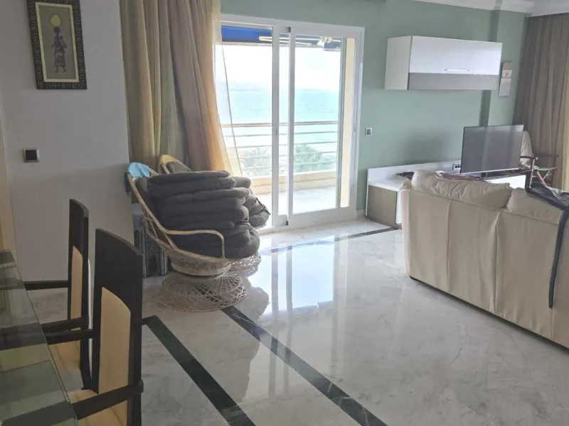 Beautiful  apartment in the heart of one of the most famous ports on the Costa del Sol - Puerto Banus, with spacious terraces offering ponoramnic views to the sea, sandy beaches, port, coast of Marbella and the Sierra Blanca mountain range. The apartment 