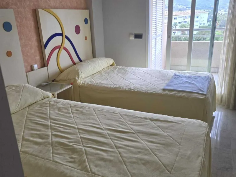 Beautiful  apartment in the heart of one of the most famous ports on the Costa del Sol - Puerto Banus, with spacious terraces offering ponoramnic views to the sea, sandy beaches, port, coast of Marbella and the Sierra Blanca mountain range. The apartment 