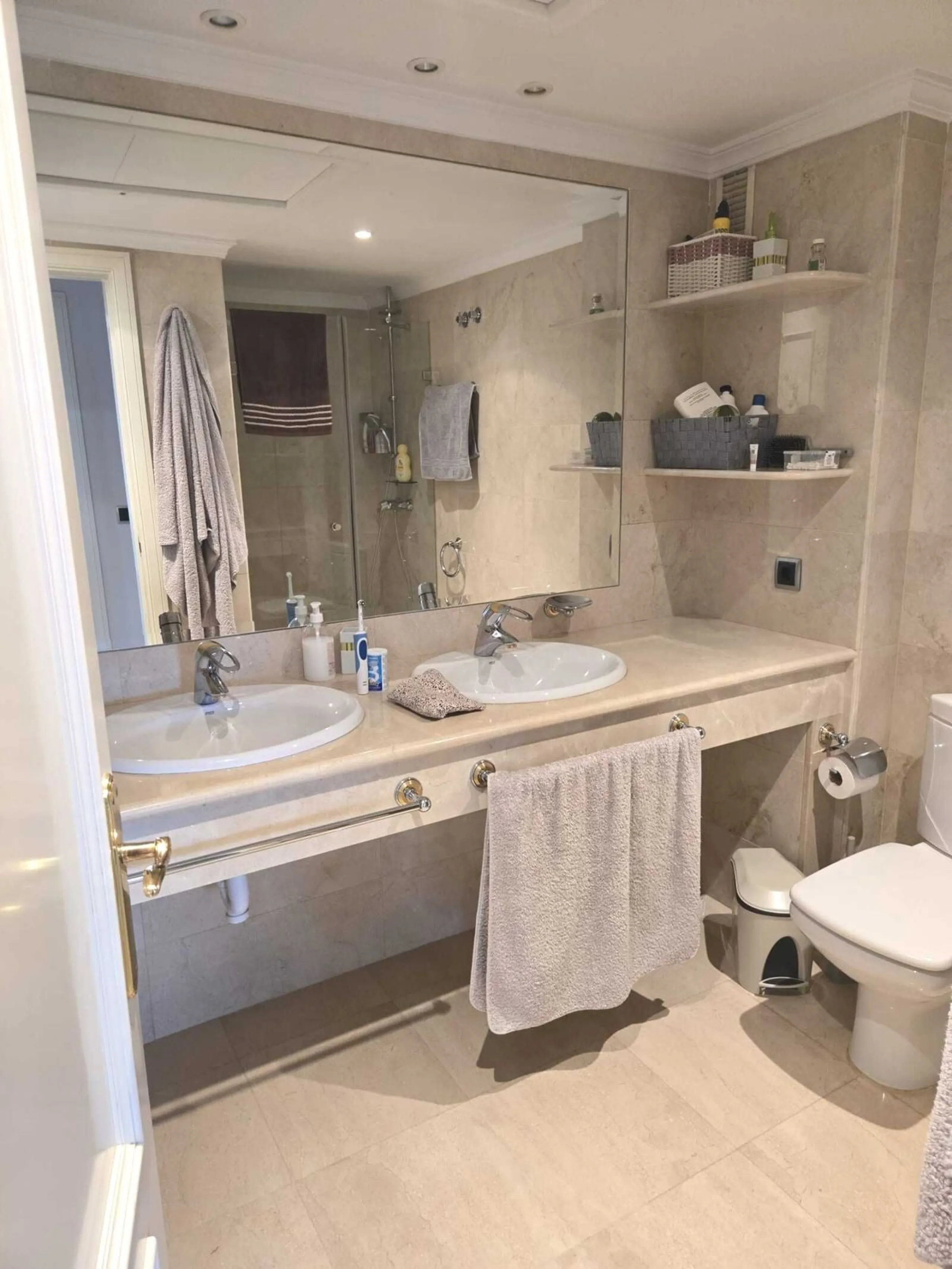 Beautiful  apartment in the heart of one of the most famous ports on the Costa del Sol - Puerto Banus, with spacious terraces offering ponoramnic views to the sea, sandy beaches, port, coast of Marbella and the Sierra Blanca mountain range. The apartment 