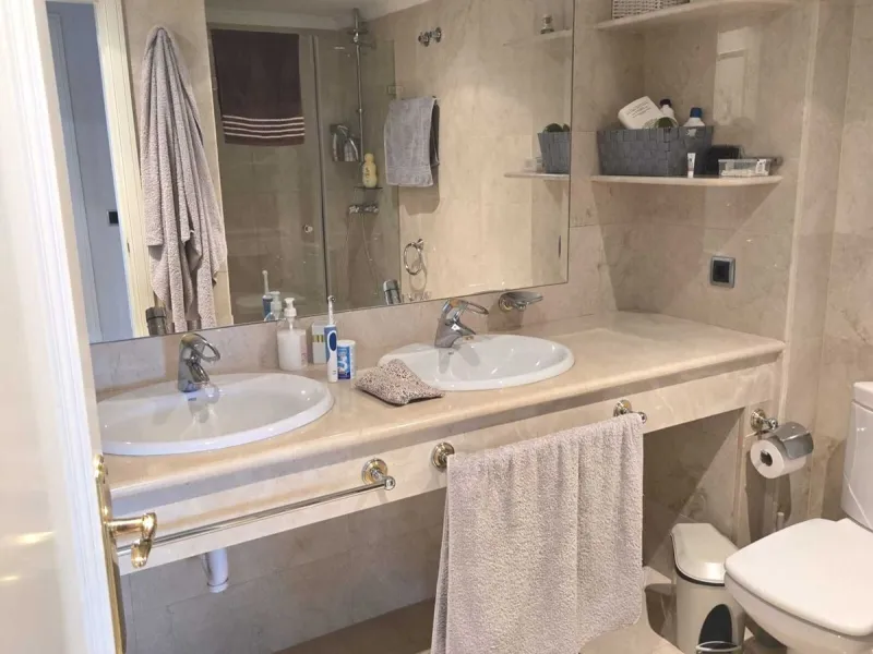 Beautiful  apartment in the heart of one of the most famous ports on the Costa del Sol - Puerto Banus, with spacious terraces offering ponoramnic views to the sea, sandy beaches, port, coast of Marbella and the Sierra Blanca mountain range. The apartment 