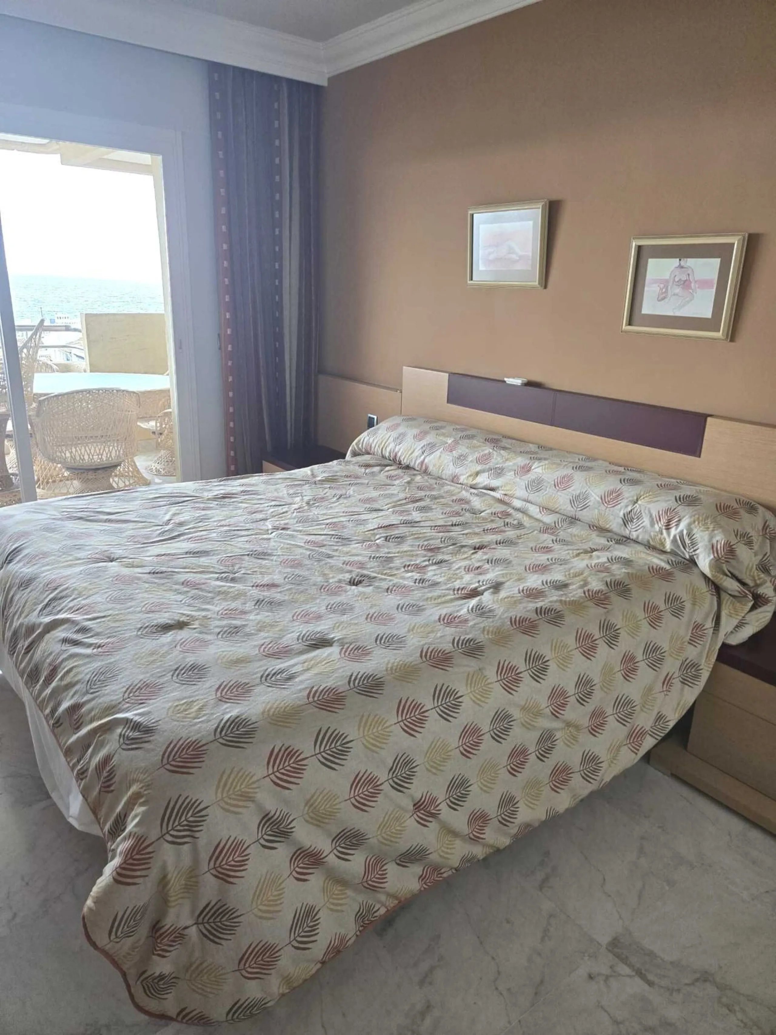 Beautiful  apartment in the heart of one of the most famous ports on the Costa del Sol - Puerto Banus, with spacious terraces offering ponoramnic views to the sea, sandy beaches, port, coast of Marbella and the Sierra Blanca mountain range. The apartment 