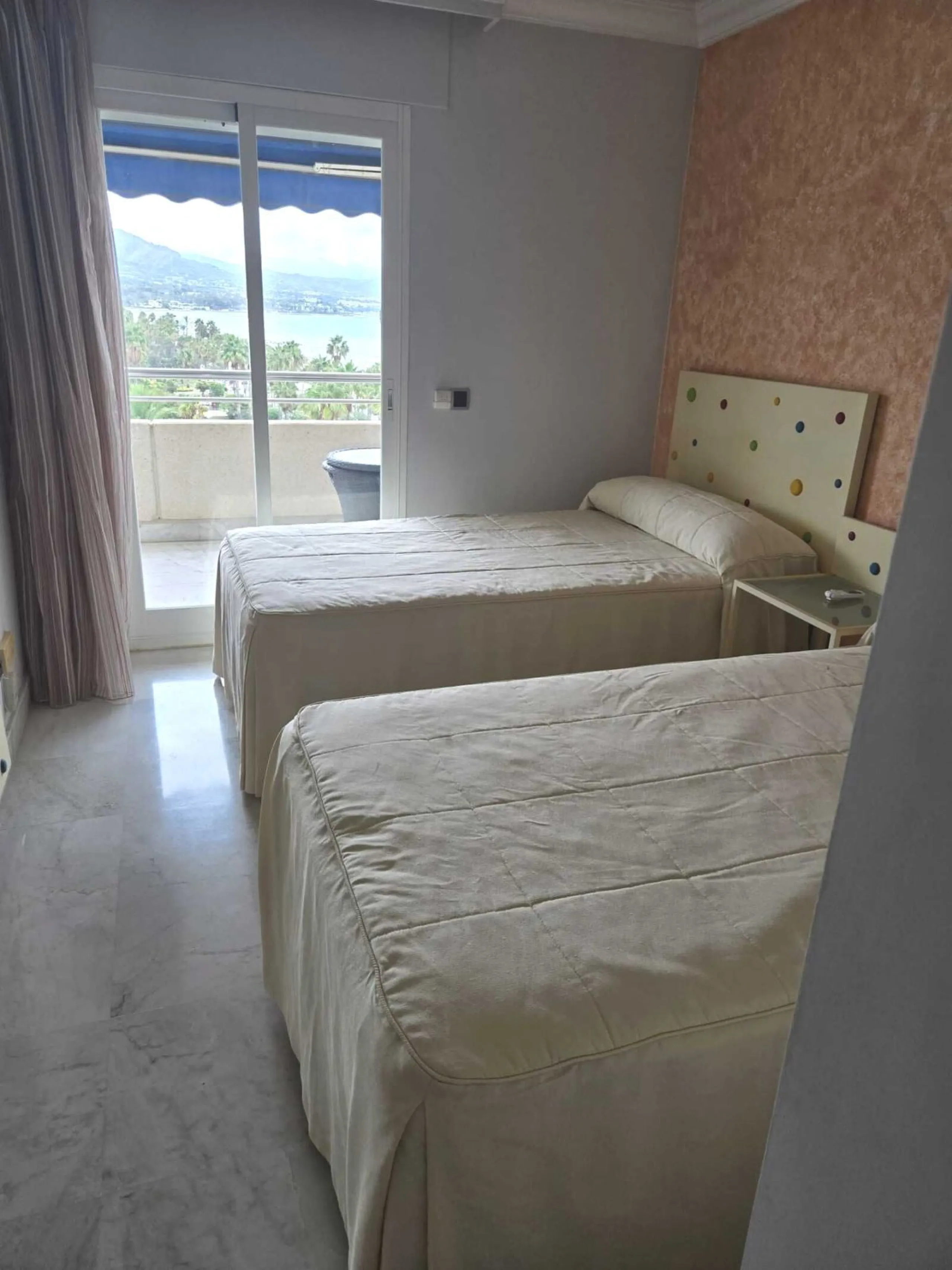 Beautiful  apartment in the heart of one of the most famous ports on the Costa del Sol - Puerto Banus, with spacious terraces offering ponoramnic views to the sea, sandy beaches, port, coast of Marbella and the Sierra Blanca mountain range. The apartment 
