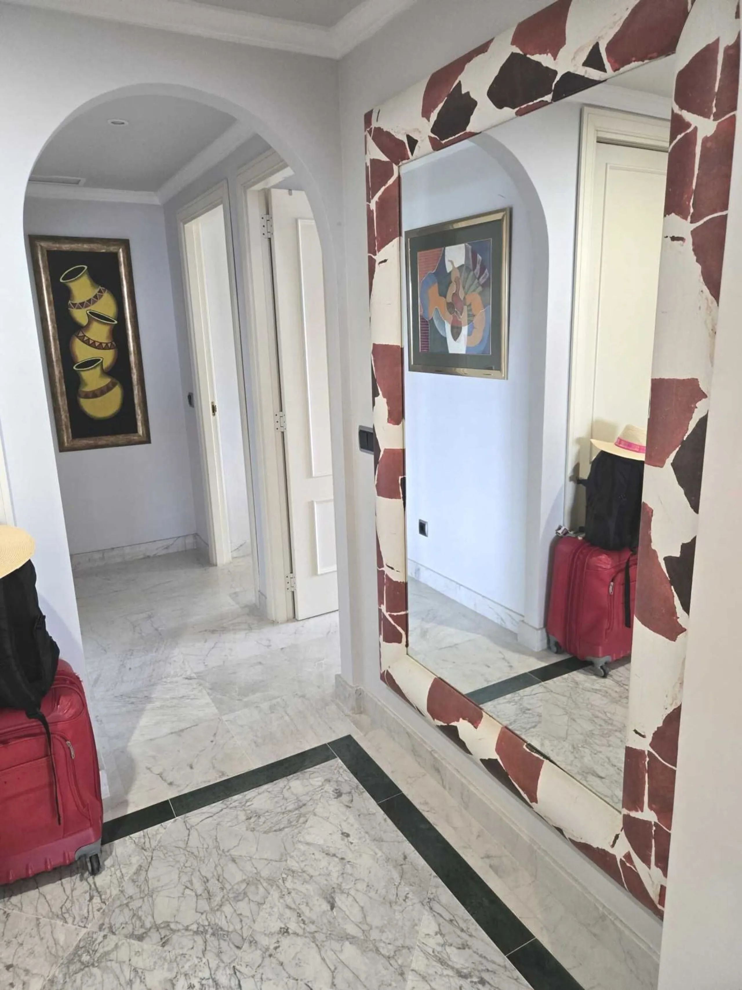 Beautiful  apartment in the heart of one of the most famous ports on the Costa del Sol - Puerto Banus, with spacious terraces offering ponoramnic views to the sea, sandy beaches, port, coast of Marbella and the Sierra Blanca mountain range. The apartment 