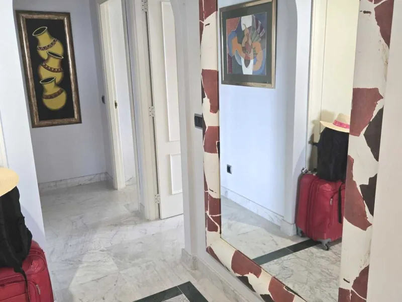 Beautiful  apartment in the heart of one of the most famous ports on the Costa del Sol - Puerto Banus, with spacious terraces offering ponoramnic views to the sea, sandy beaches, port, coast of Marbella and the Sierra Blanca mountain range. The apartment 