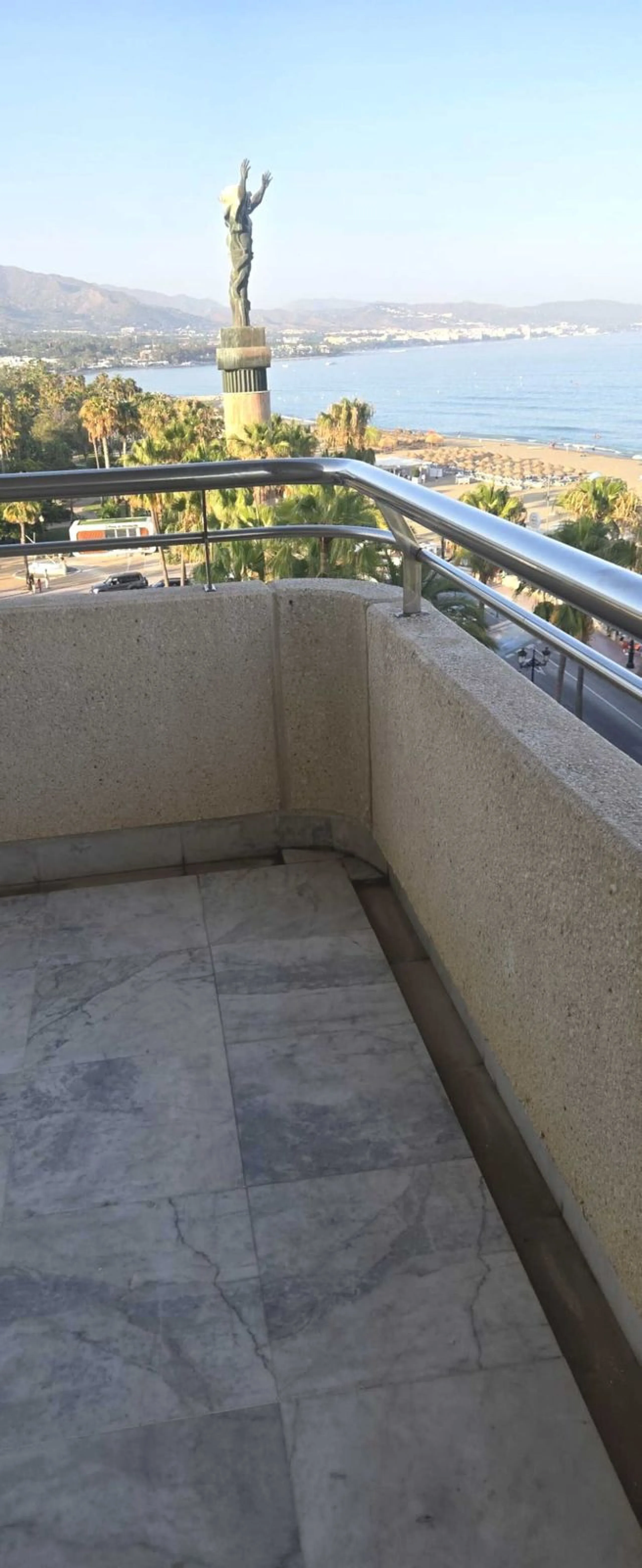 Beautiful  apartment in the heart of one of the most famous ports on the Costa del Sol - Puerto Banus, with spacious terraces offering ponoramnic views to the sea, sandy beaches, port, coast of Marbella and the Sierra Blanca mountain range. The apartment 