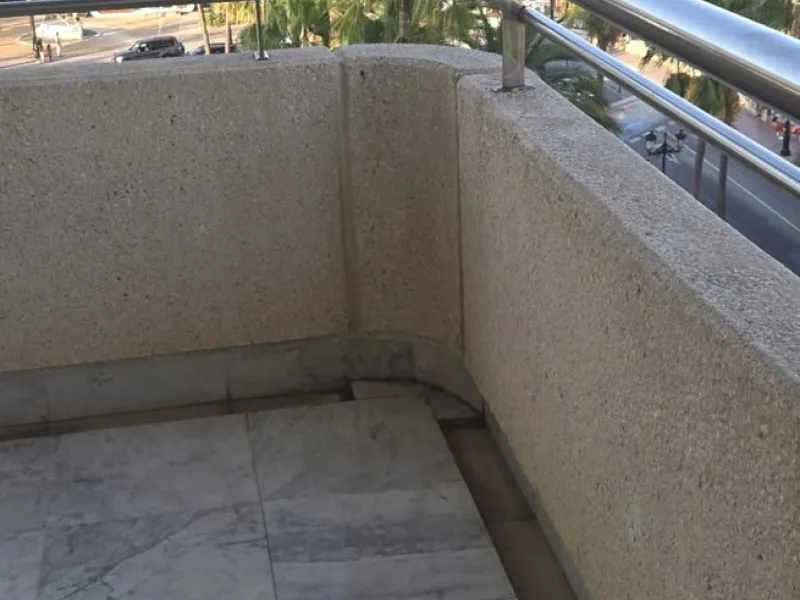 Beautiful  apartment in the heart of one of the most famous ports on the Costa del Sol - Puerto Banus, with spacious terraces offering ponoramnic views to the sea, sandy beaches, port, coast of Marbella and the Sierra Blanca mountain range. The apartment 