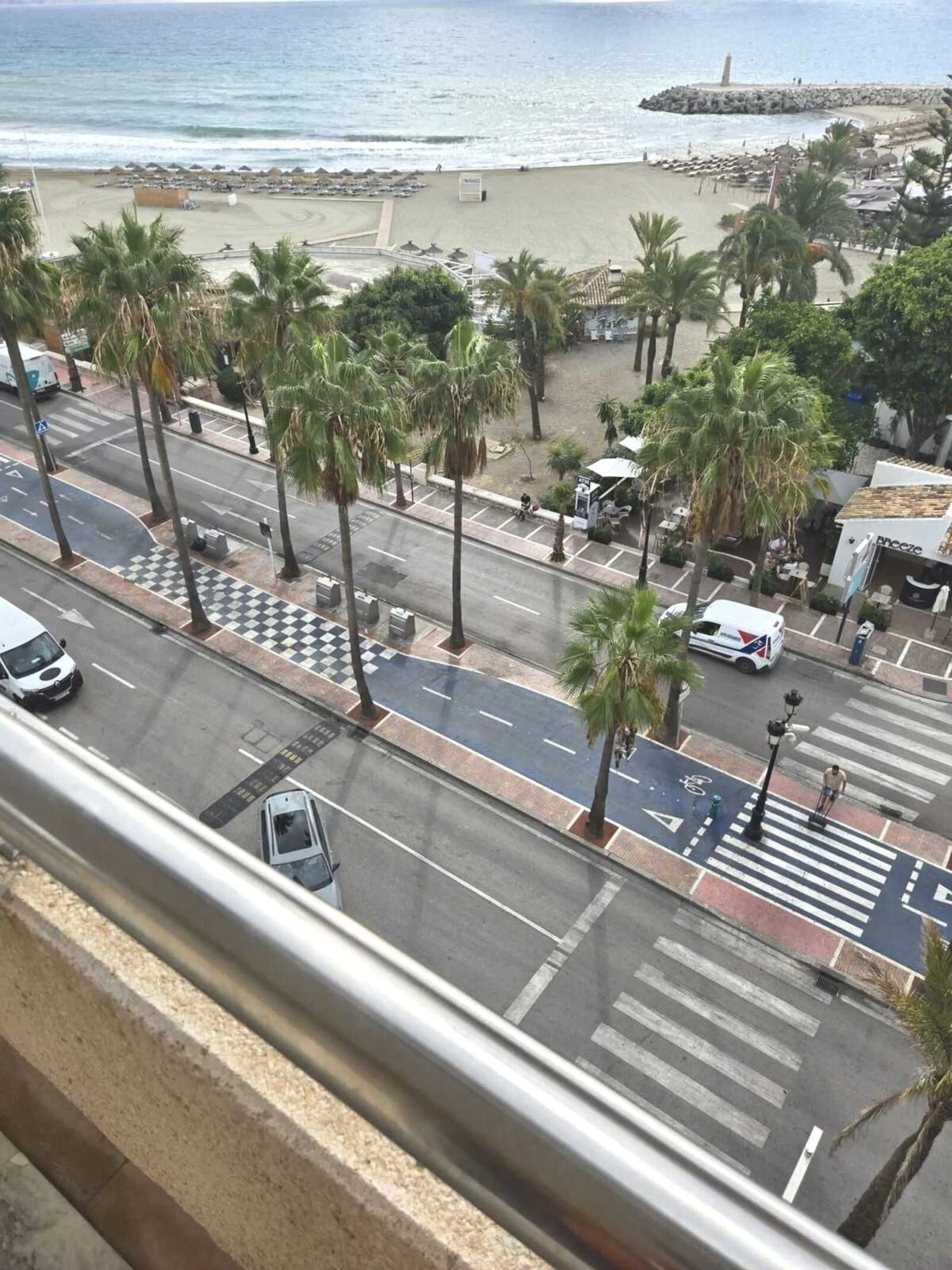 Beautiful  apartment in the heart of one of the most famous ports on the Costa del Sol - Puerto Banus, with spacious terraces offering ponoramnic views to the sea, sandy beaches, port, coast of Marbella and the Sierra Blanca mountain range. The apartment 
