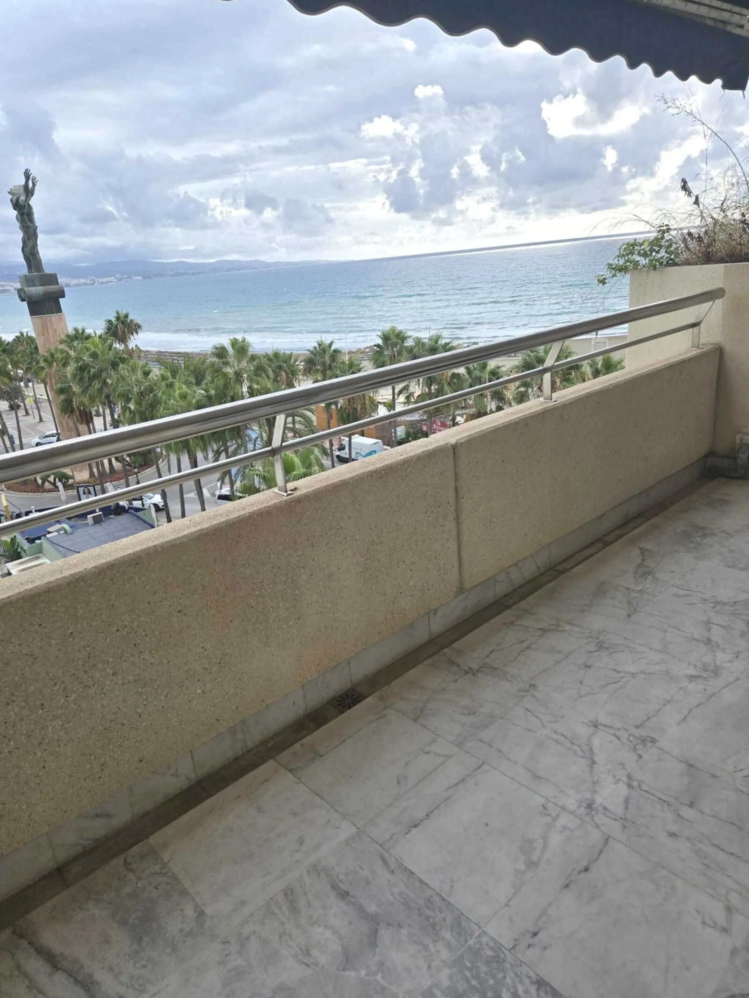 Beautiful  apartment in the heart of one of the most famous ports on the Costa del Sol - Puerto Banus, with spacious terraces offering ponoramnic views to the sea, sandy beaches, port, coast of Marbella and the Sierra Blanca mountain range. The apartment 