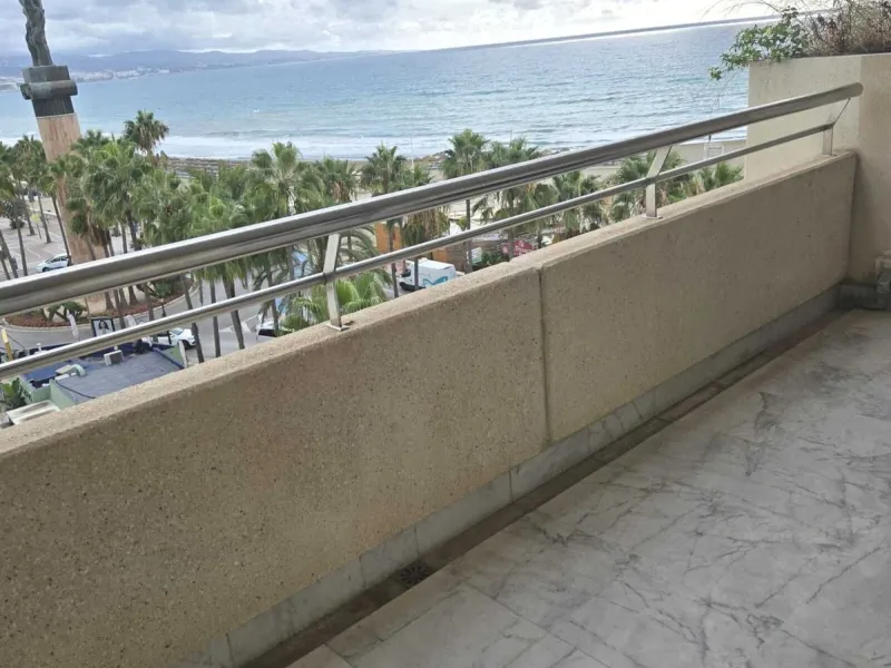 Beautiful  apartment in the heart of one of the most famous ports on the Costa del Sol - Puerto Banus, with spacious terraces offering ponoramnic views to the sea, sandy beaches, port, coast of Marbella and the Sierra Blanca mountain range. The apartment 
