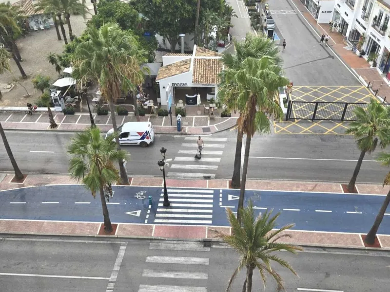 Beautiful  apartment in the heart of one of the most famous ports on the Costa del Sol - Puerto Banus, with spacious terraces offering ponoramnic views to the sea, sandy beaches, port, coast of Marbella and the Sierra Blanca mountain range. The apartment 