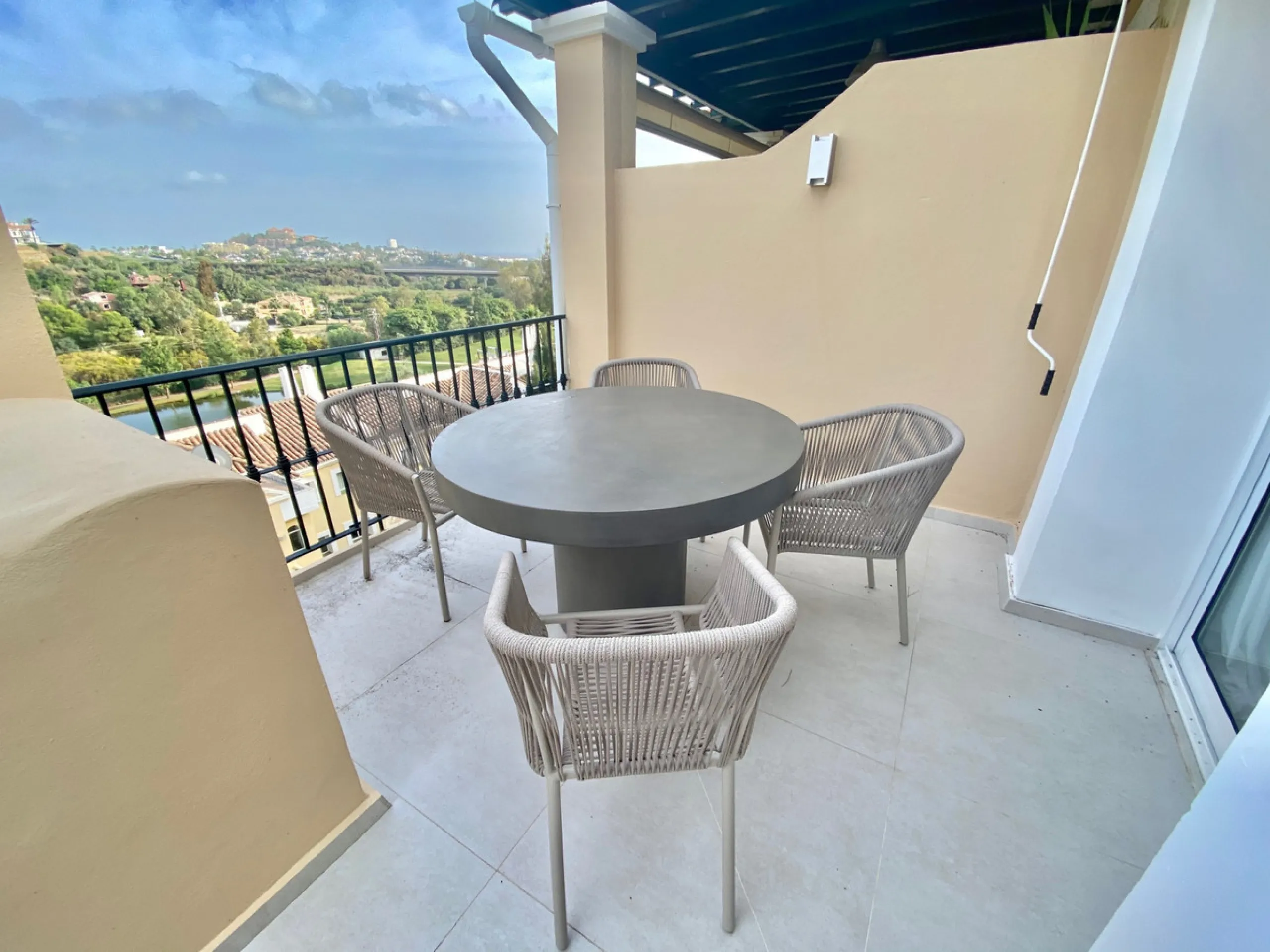 Apartment - Penthouse в продаже в Benahavís, Málaga. В доме 4 спален и 3 ванных комнат. Площадь дома 154 м²